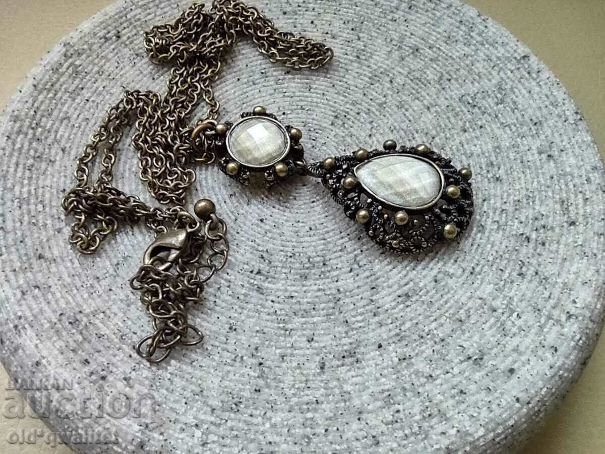 Auction  A lovely necklace, a long necklace with a lovely locket