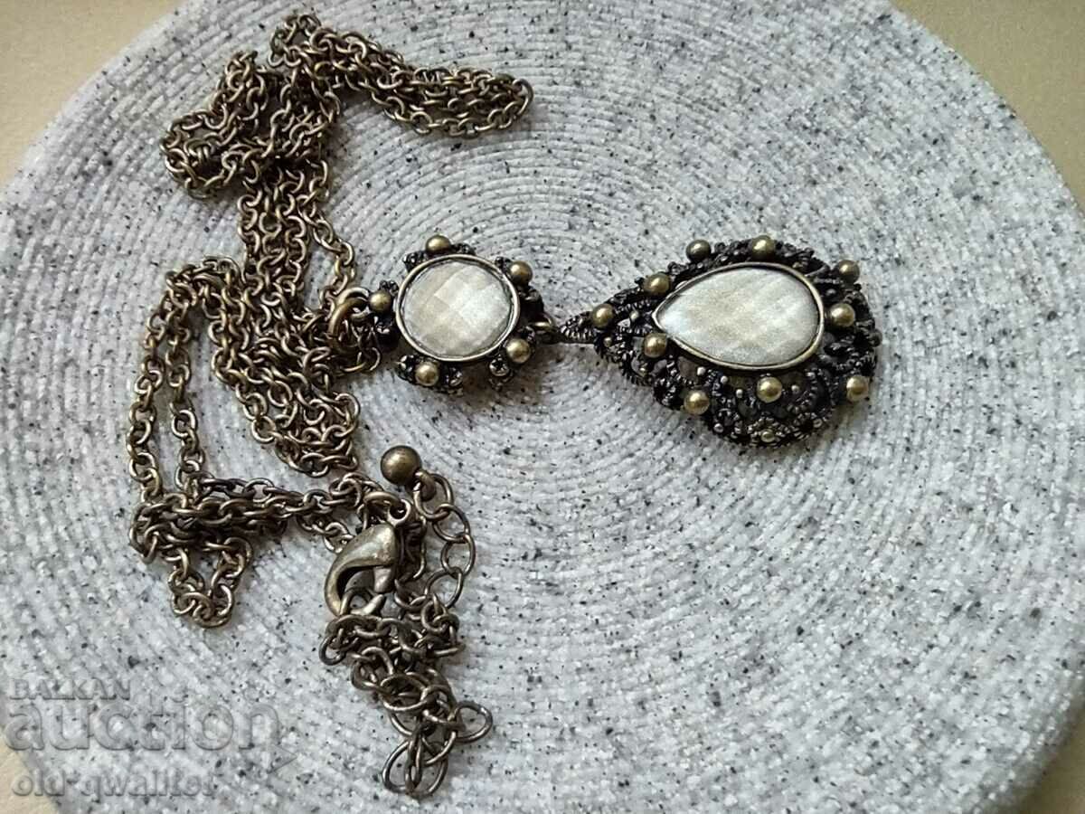 Delivery of A lovely necklace, a long necklace with a lovely locket