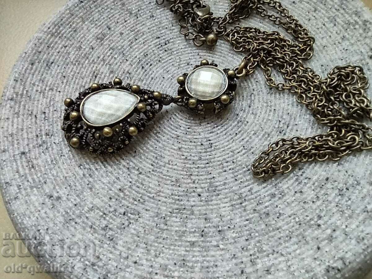 A lovely necklace, a long necklace with a lovely locket