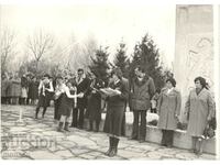 Poza veche - fotografii - satul Sheynovo, vacanța de 3 martie pe un monument