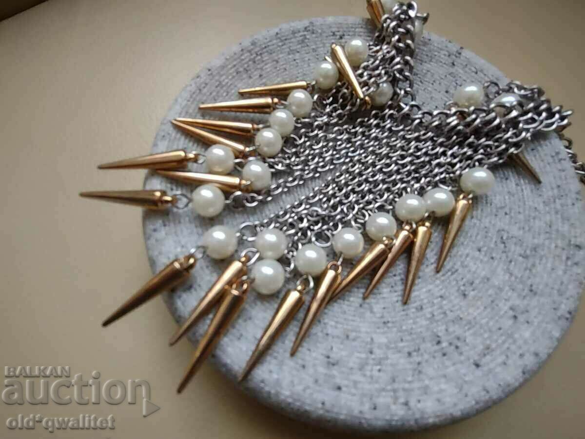 Дизайнерско колие, пищно и атрактивно, съответно щемпел Дизайнерско колие, пищно и атрактивно, съответно щемпел