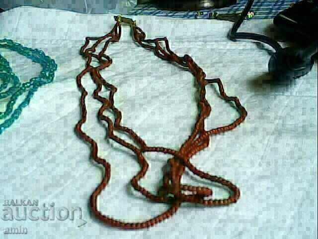 Licitație lot bijuterii 4 metri colier din margele precum rubinul si altele Licitație lot bijuterii 4 metri colier din margele precum rubinul si altele