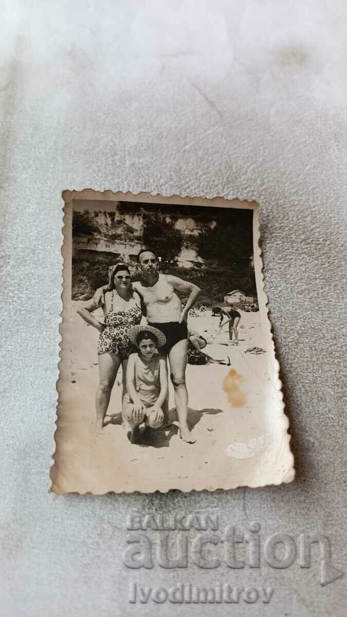Φωτογραφία Άνδρας γυναίκα και νεαρό κορίτσι στην παραλία
