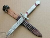 Ένα παλιό στιλέτο με μια λεπίδα μαχαιριού kaniya