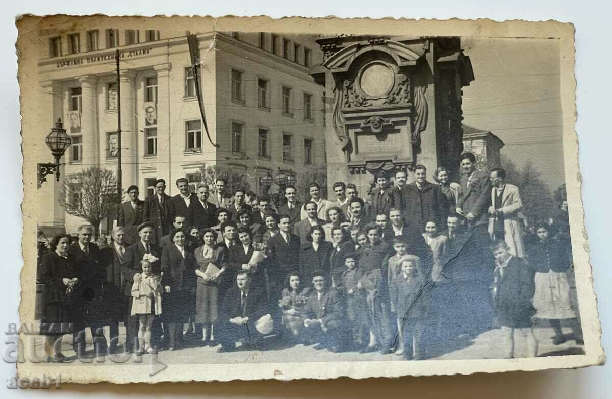 În fața Monumentului Levski, 1 mai