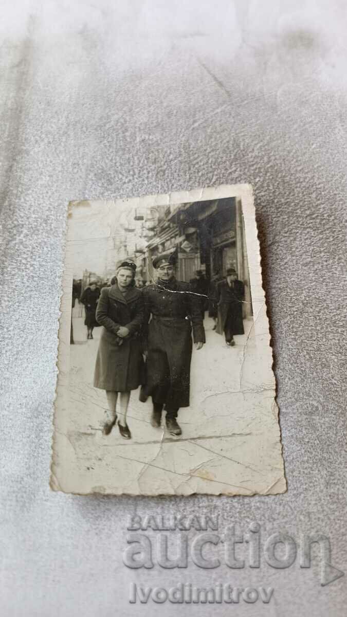 Fotografie cu ofițer și femeie din Sofia la plimbare