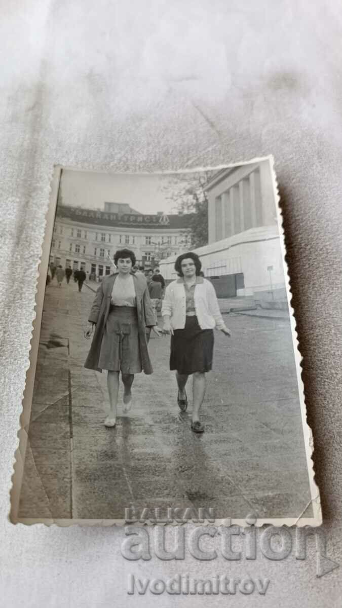 Photo Sofia Two young women in front of the mausoleum of Georgi Dimitrov