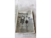 Снимка София Две млади жени пред мавзолея на Георги Димитров