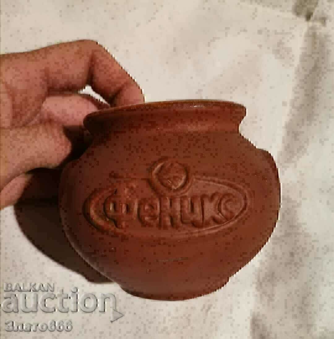 Ένα μικρό πήλινο δοχείο Ένα μικρό πήλινο δοχείο