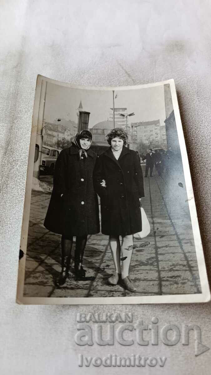 Снимка София Две жени до Централния универсален магазин