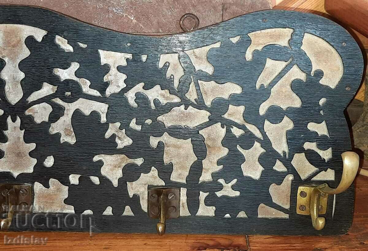 Старинна ажурна дървена закачалка. с цена € 52.00 | 101.70 лв. Старинна ажурна дървена закачалка. с цена € 52.00 | 101.70 лв.