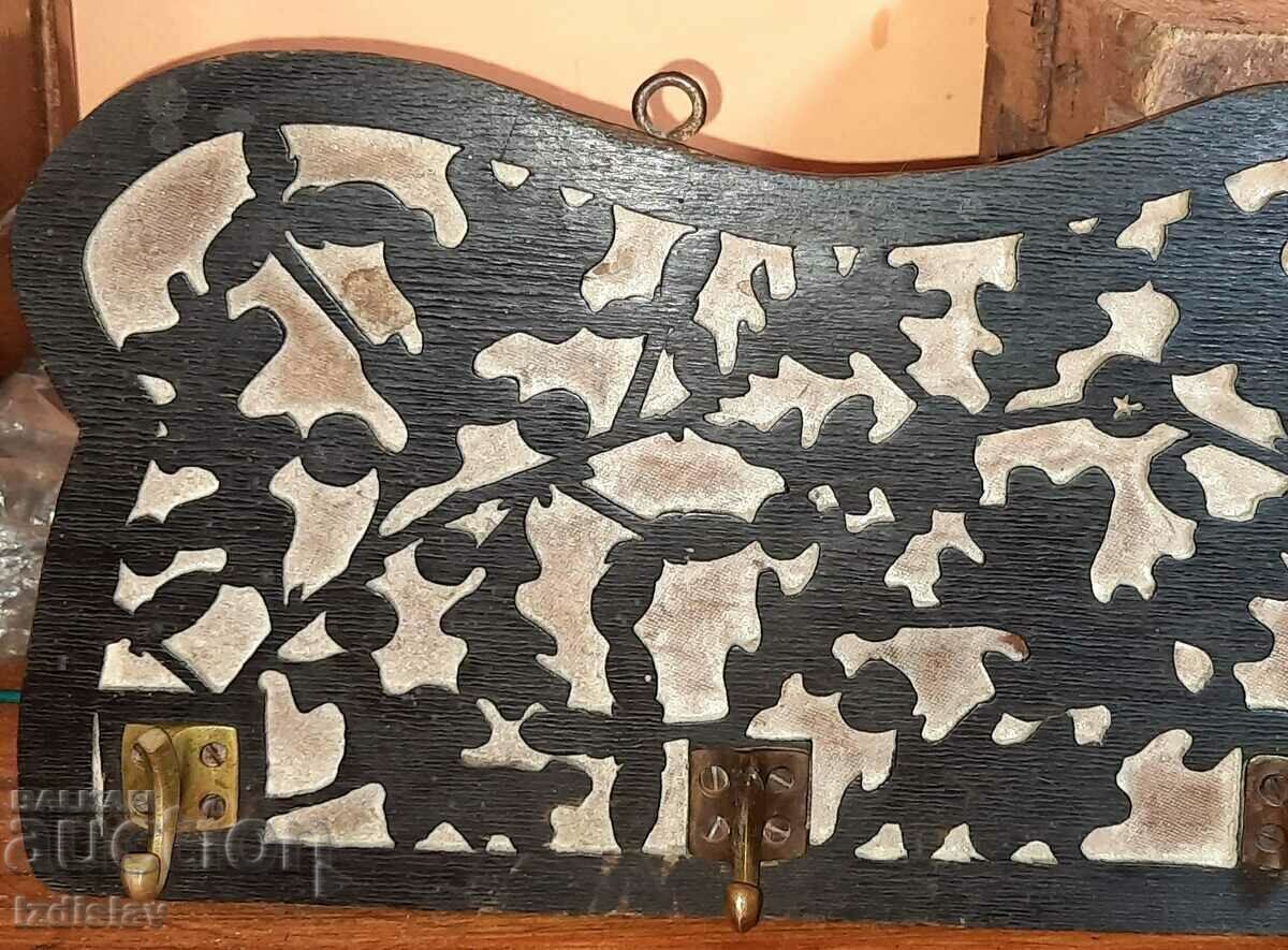 Аукцион Старинна ажурна дървена закачалка. Аукцион Старинна ажурна дървена закачалка.