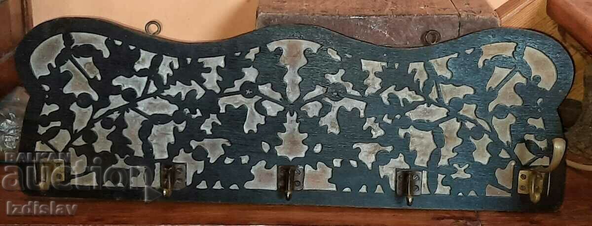 Доставка на Старинна ажурна дървена закачалка. Доставка на Старинна ажурна дървена закачалка.