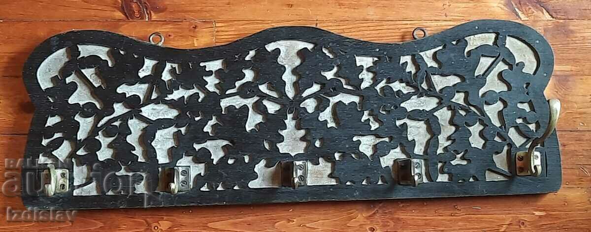 Старинна ажурна дървена закачалка. Старинна ажурна дървена закачалка.