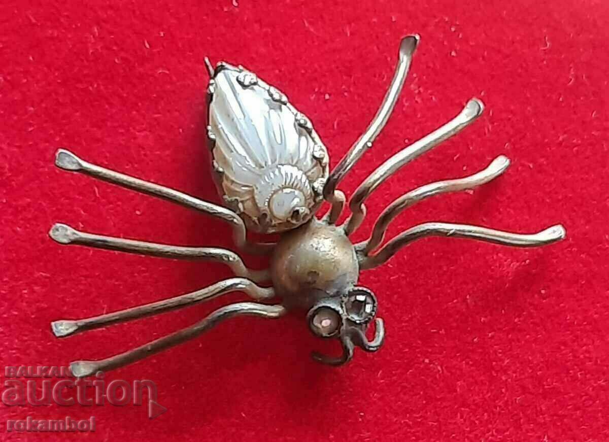 Auction  A beautiful antique mother-of-pearl brooch