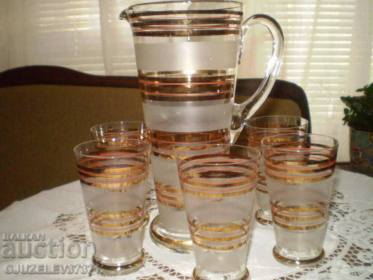 Auction Vintage 5-Cup Wide Gold Rim Wine Jug Service Auction Vintage 5-Cup Wide Gold Rim Wine Jug Service