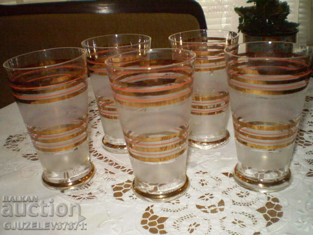 Delivery of Vintage 5-Cup Wide Gold Rim Wine Jug Service Delivery of Vintage 5-Cup Wide Gold Rim Wine Jug Service