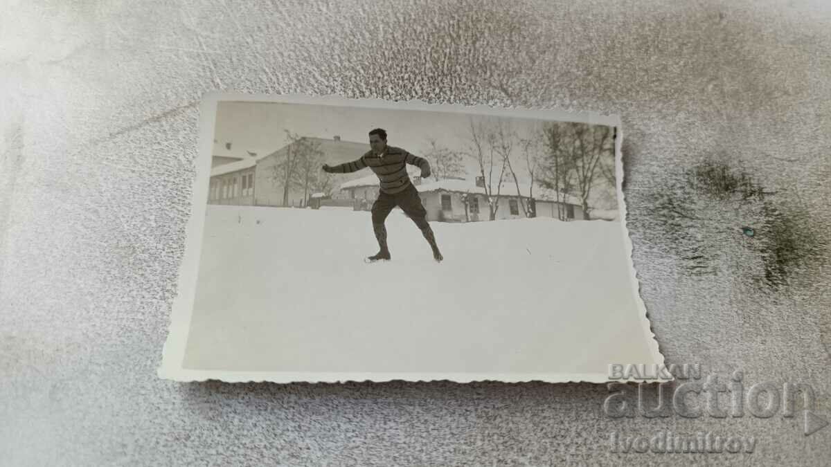 Снимка Млад мъж на снега 1933
