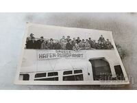 Fotografie Bărbați, femei și copii pe vasul cu aburi Grosse Hafen-Rundfahrt