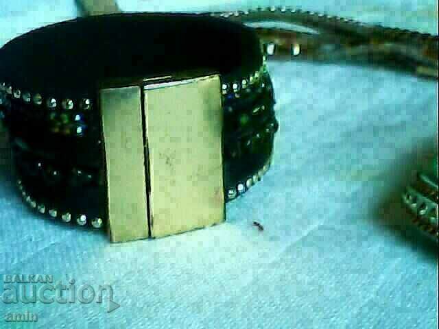 Аукцион лот от красиви гривни тип сваровски Аукцион лот от красиви гривни тип сваровски