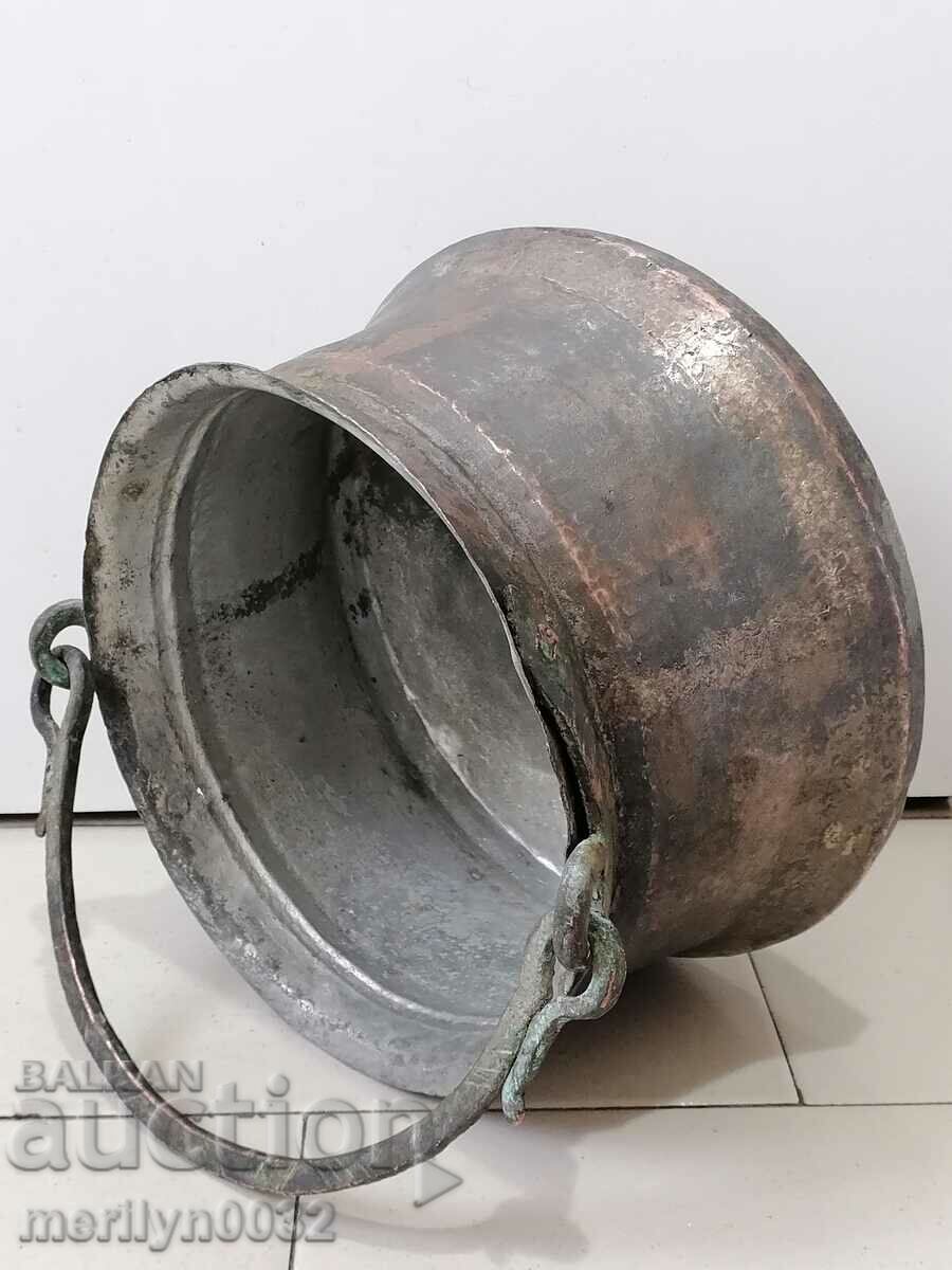 Auction  An old bacon, a baker, a pot, a boiler, a copper pot