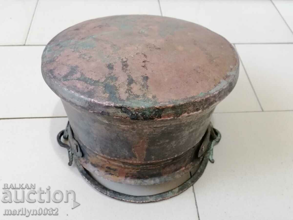 Delivery of An old bacon, a baker, a pot, a boiler, a copper pot