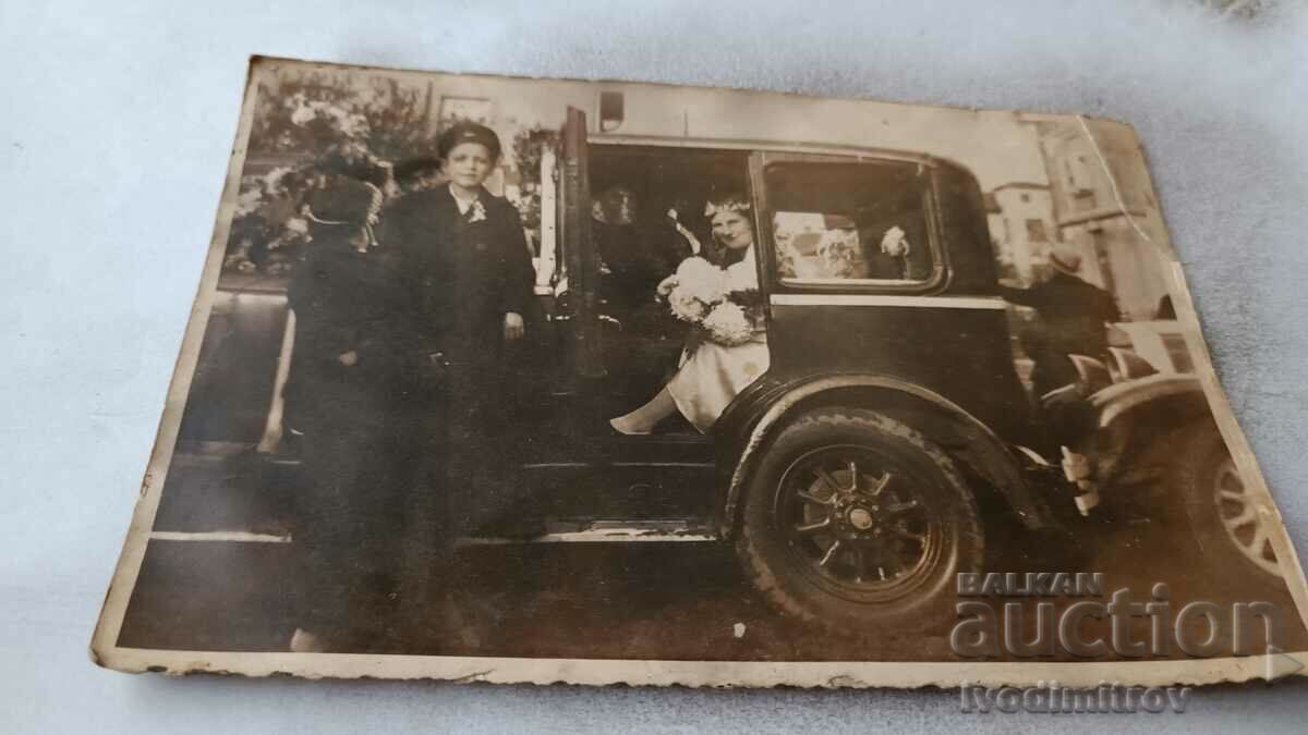 Φωτογραφία Νύφη σε ένα vintage αυτοκίνητο