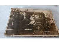 Photo Bride in a vintage car
