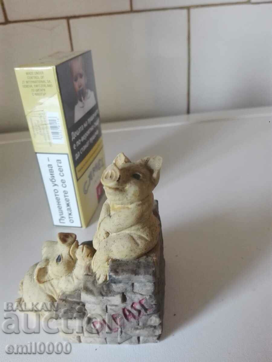 Auction Plaster figurine - piglets. Auction Plaster figurine - piglets.