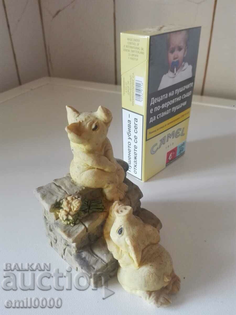 Delivery of Plaster figurine - piglets. Delivery of Plaster figurine - piglets.