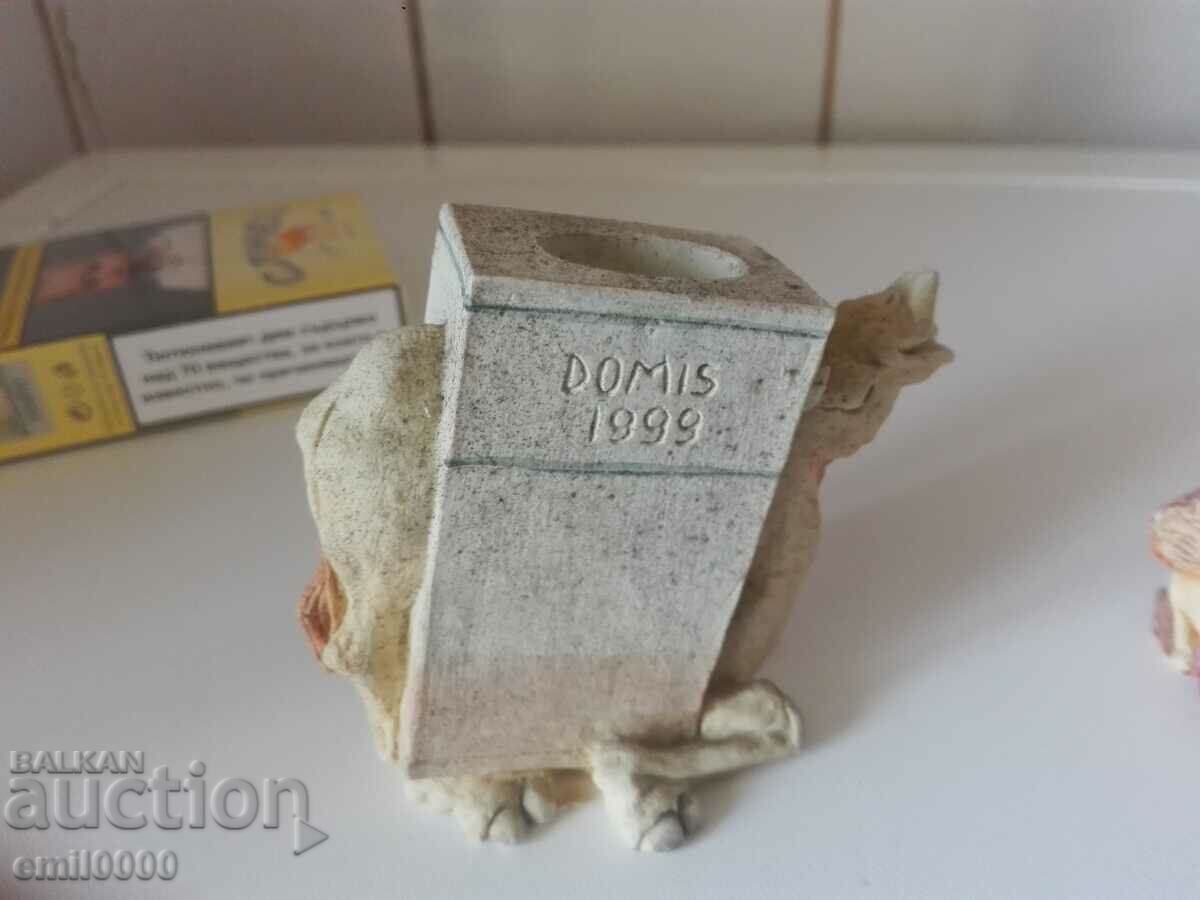 Two plaster camel figurines. - 5 Two plaster camel figurines. - 5