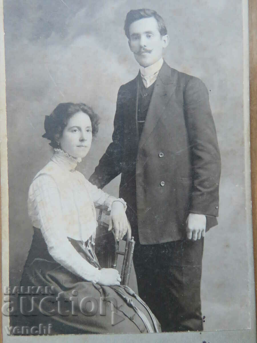 FOTO VECHE - CARTON - FOTO ABADJIEV - FERIE cu preț 29.99 BGN | € 15.33 FOTO VECHE - CARTON - FOTO ABADJIEV - FERIE cu preț 29.99 BGN | € 15.33