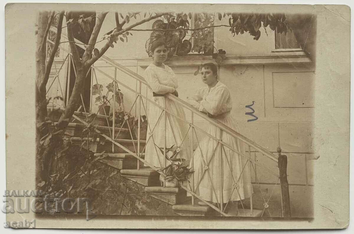 Two girls Vratsa 1917