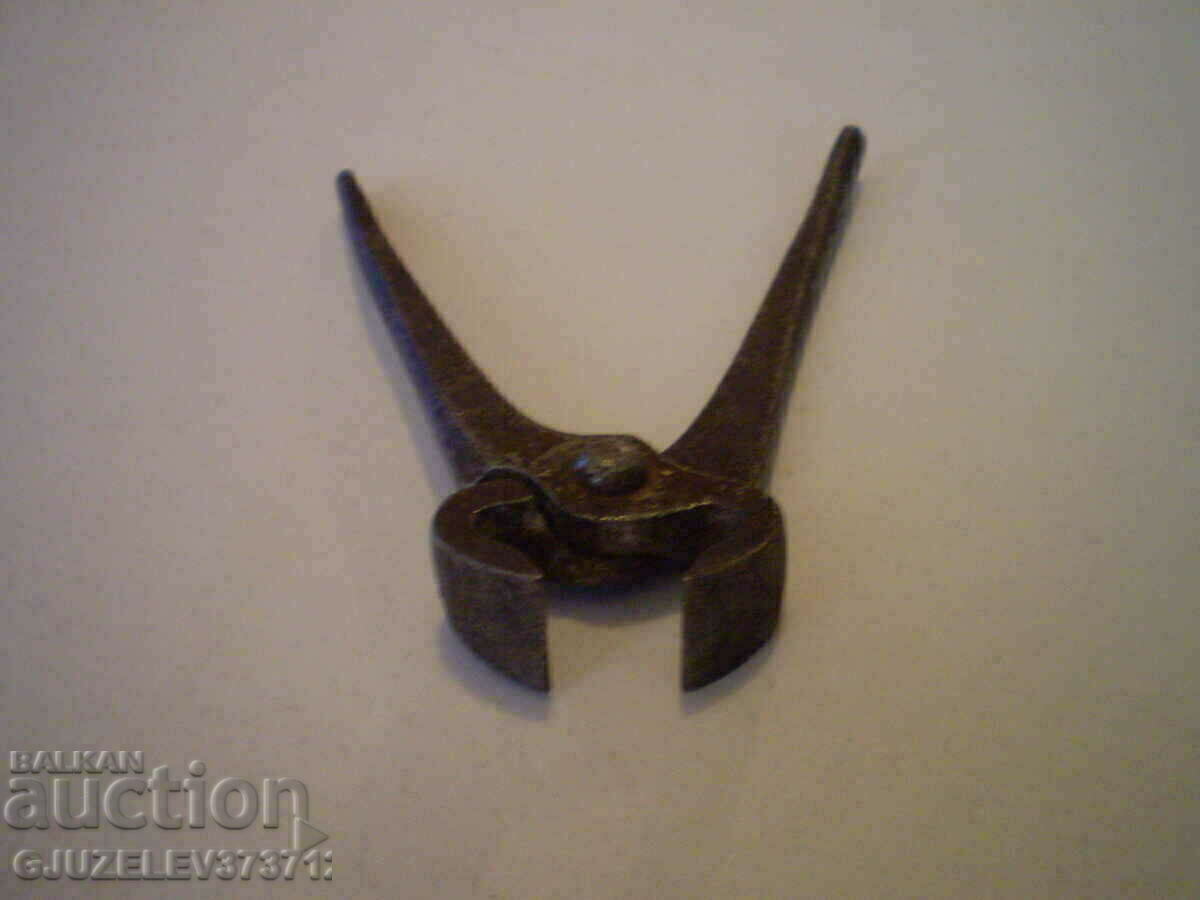 Delivery of Old forged tongs tile craft tool Delivery of Old forged tongs tile craft tool