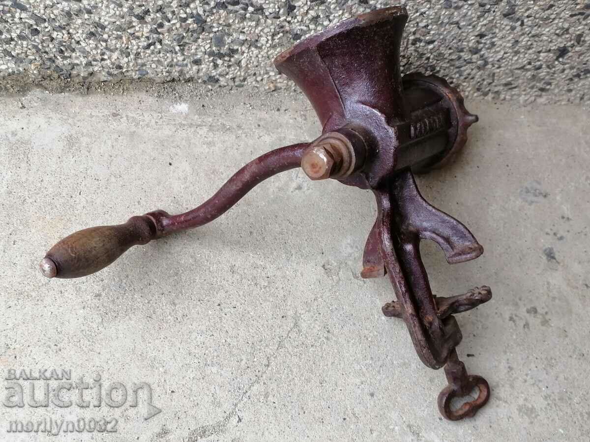 Auction An old meat grinder, a milling machine Auction An old meat grinder, a milling machine