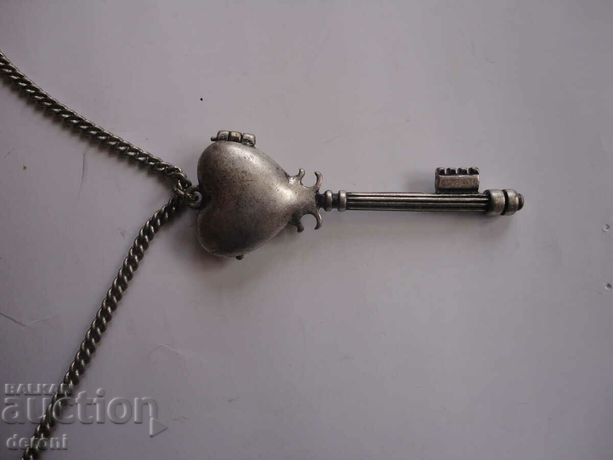 Auction  Great key necklace