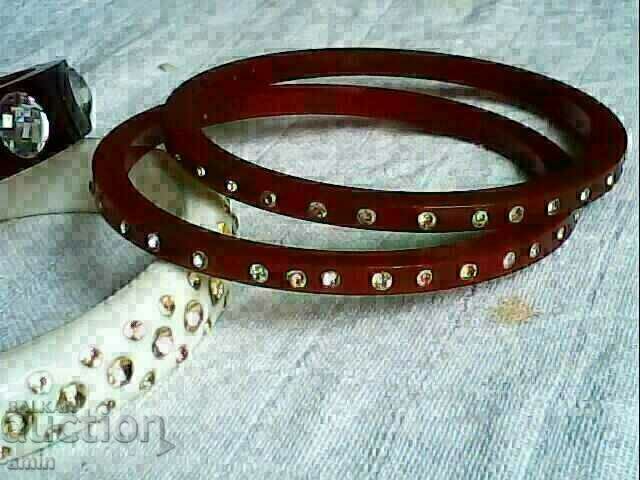 Παράδοση πολλά όμορφα βραχιόλια με κρύσταλλα και συμπαγείς μπάλες 15 mm Παράδοση πολλά όμορφα βραχιόλια με κρύσταλλα και συμπαγείς μπάλες 15 mm