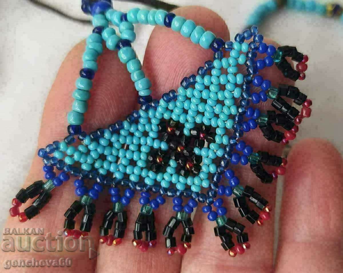Livrarea Colier amulet vechi, costum popular și brățară/mărgele de sticlă
