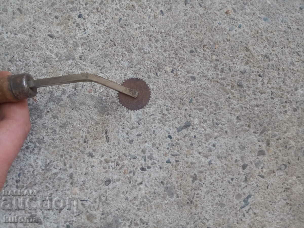 Knife for cutting dough with price 9.99 BGN | € 5.11 Knife for cutting dough with price 9.99 BGN | € 5.11