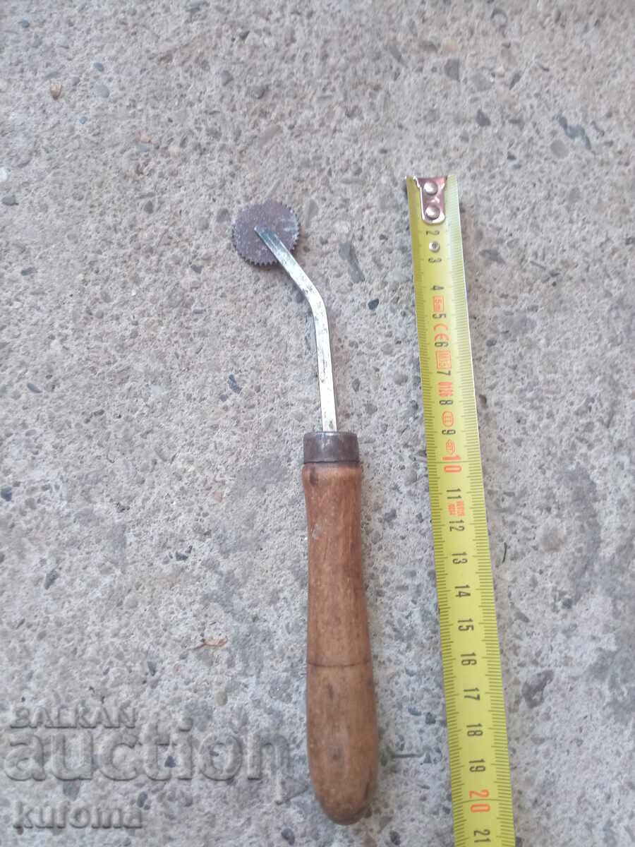 Knife for cutting dough