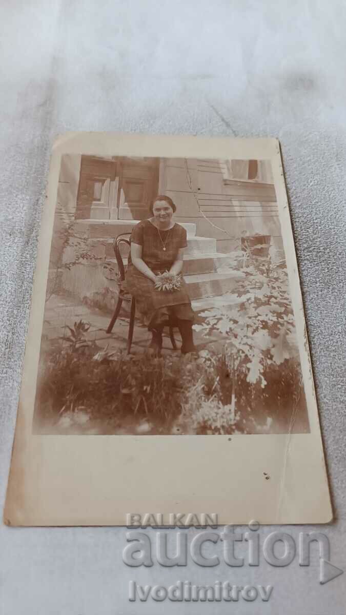 Снимка София Млада жена на стол в двора на къщата си 1925