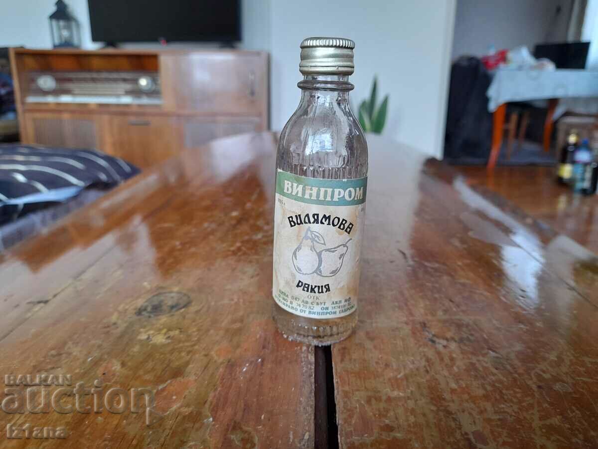 Стара бутилка от Вилямова ракия