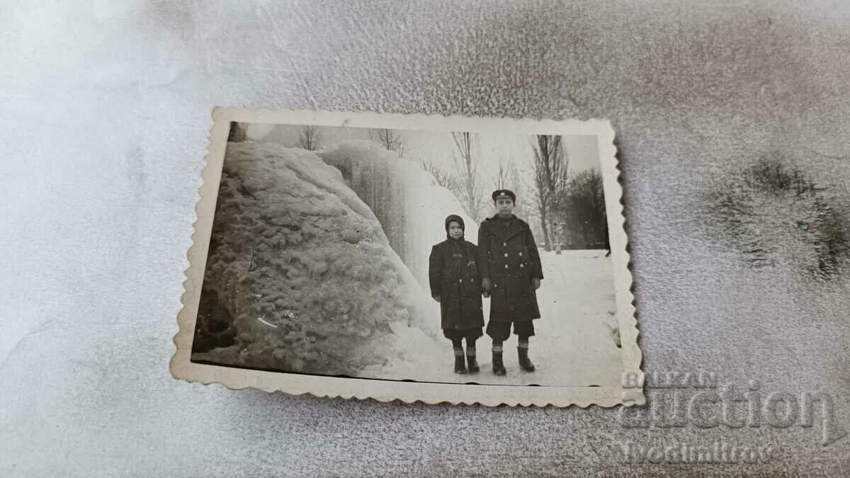 Снимка София Момче и момиче в парка през зимата 1942