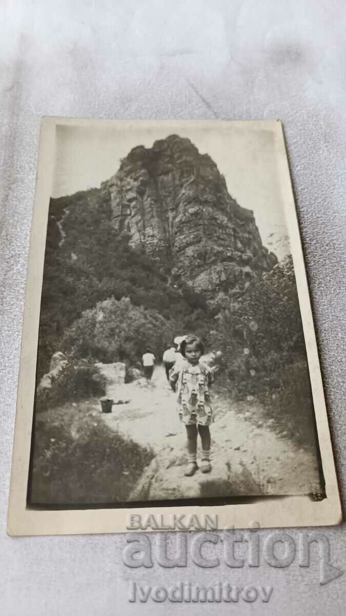 Φωτογραφία Boyana Μικρό κορίτσι μπροστά από το Mother's Rock στη Vitosha 1938