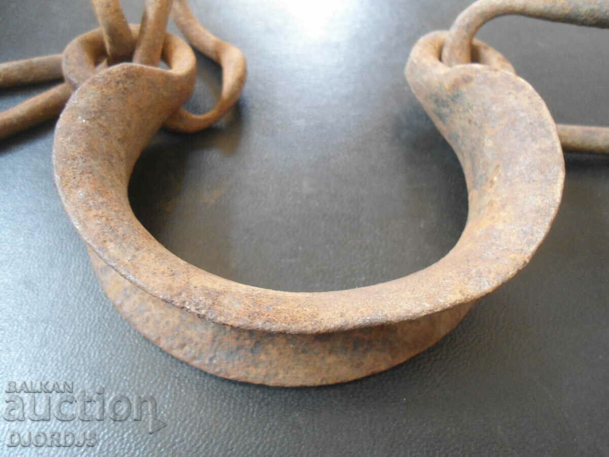 Auction Old forged sidewall, shackles Auction Old forged sidewall, shackles