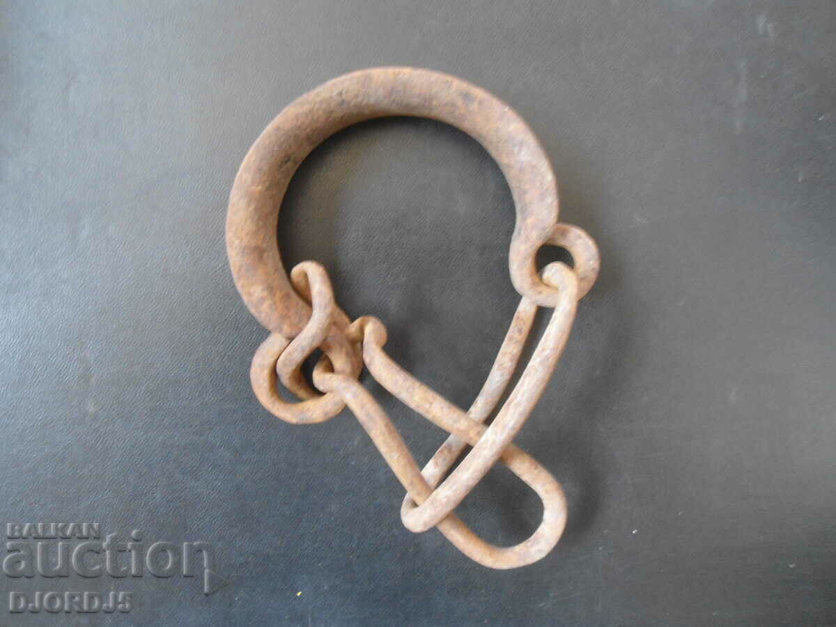 Old forged sidewall, shackles