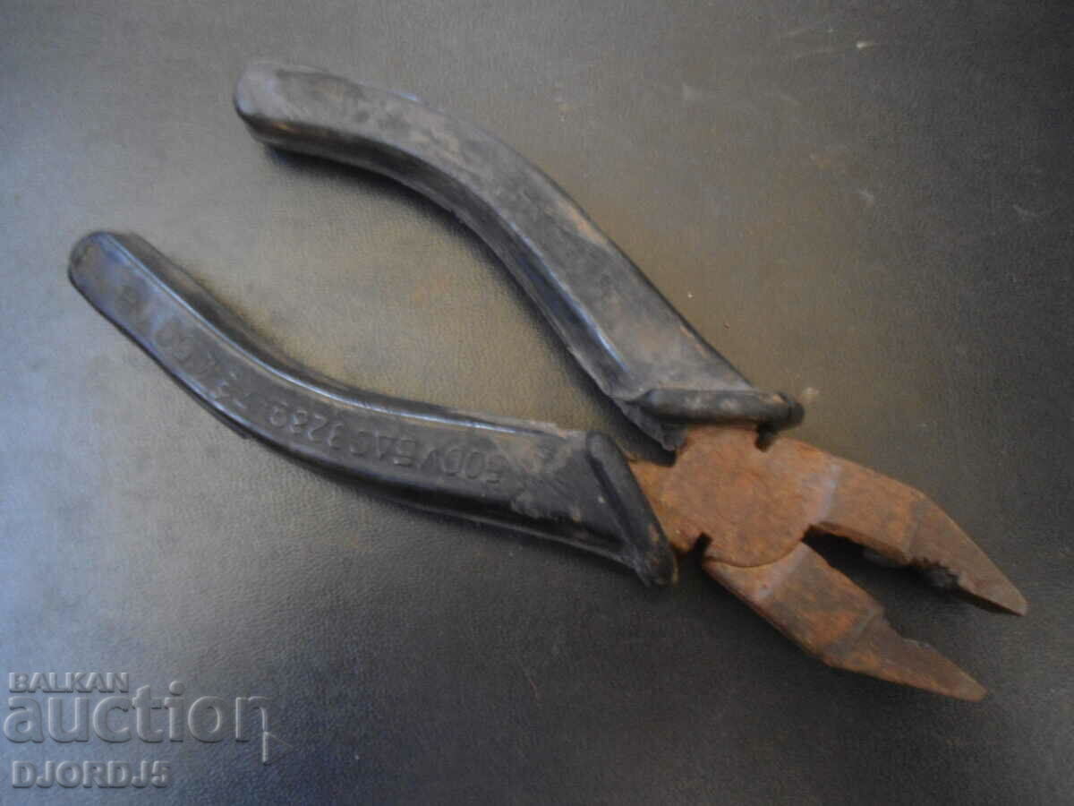 Old pliers "BALKAN", 500 V BDS 3289-73 with price 3.00 BGN | € 1.53 Old pliers "BALKAN", 500 V BDS 3289-73 with price 3.00 BGN | € 1.53