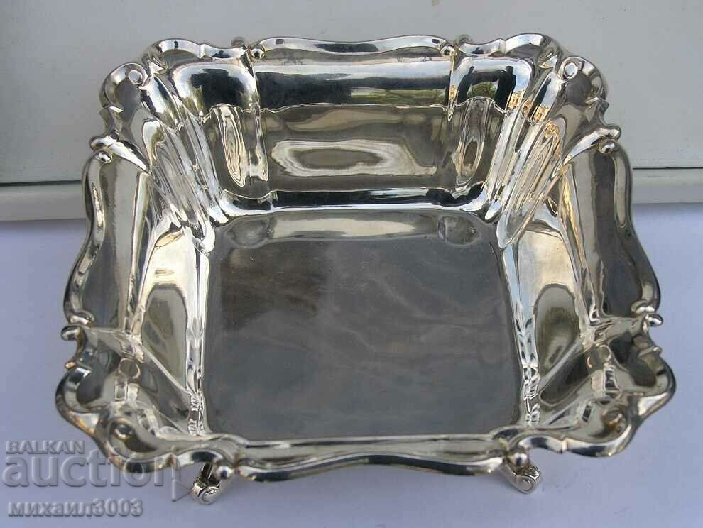 VASA DE ARGINT MASIV DE FORMA PATATRATA cu preț 1100.00 BGN | € 562.42 VASA DE ARGINT MASIV DE FORMA PATATRATA cu preț 1100.00 BGN | € 562.42