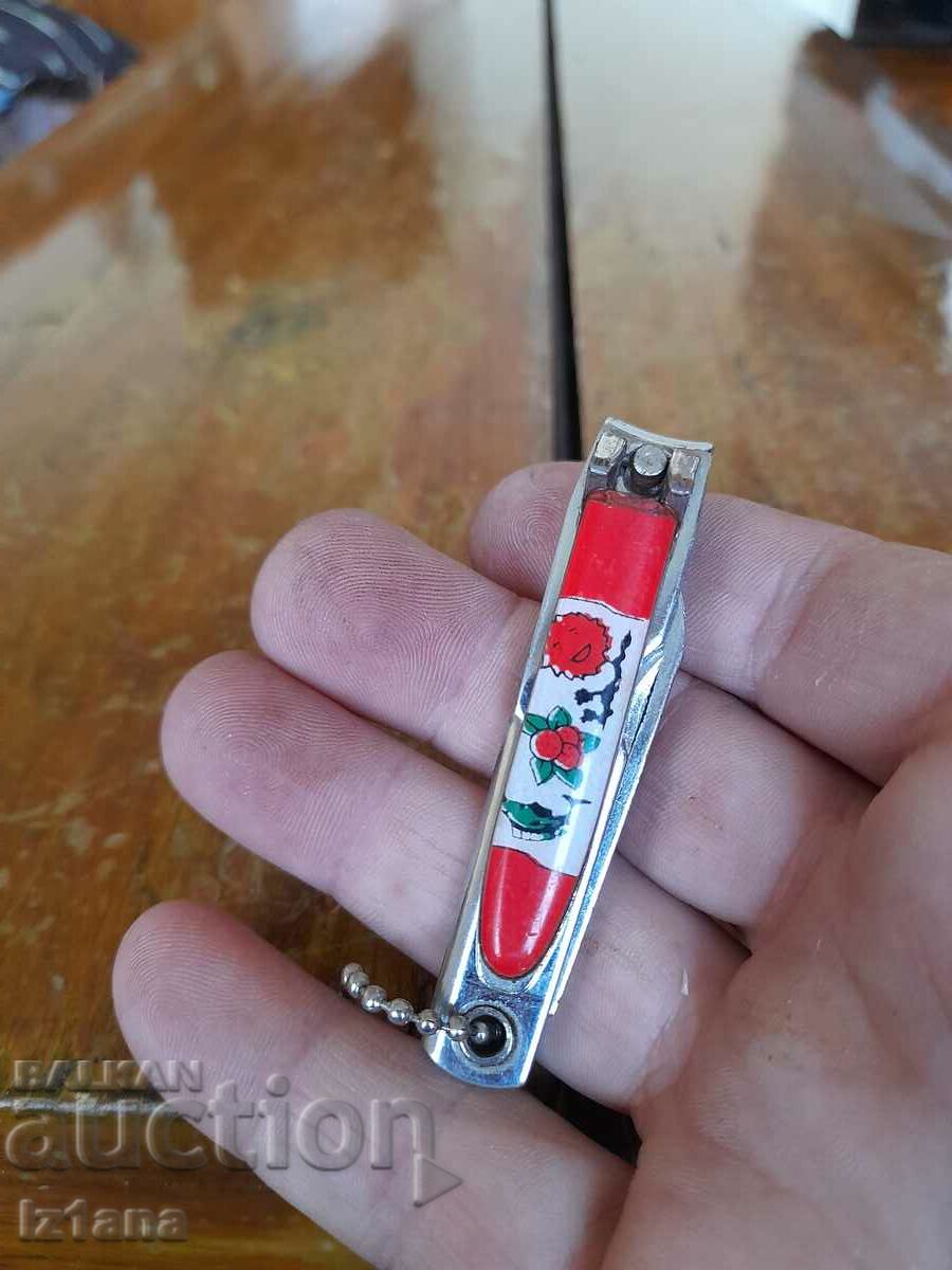 Un cutter vechi de unghii cu preț 9.00 BGN | € 4.60 Un cutter vechi de unghii cu preț 9.00 BGN | € 4.60