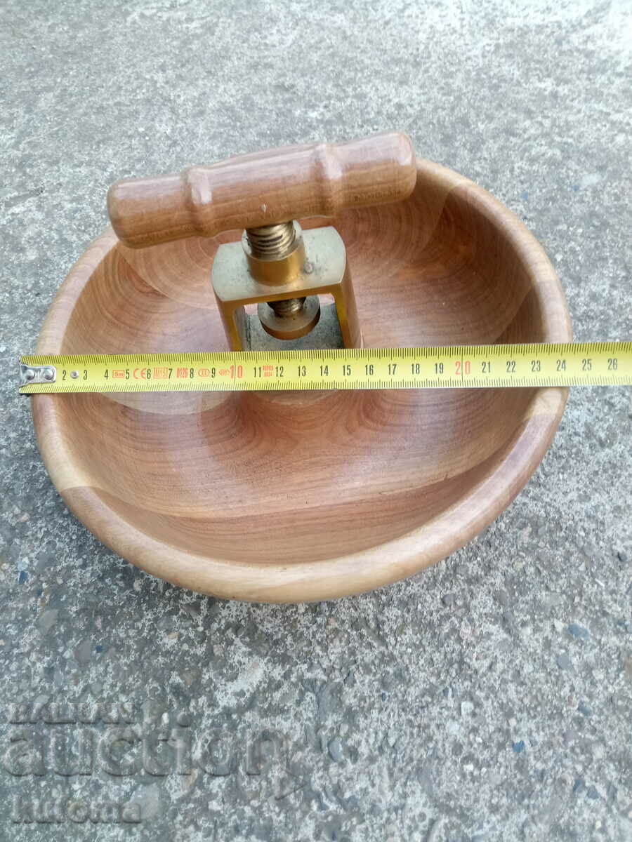 Nutcracker bowl with price 79.99 BGN | € 40.90 Nutcracker bowl with price 79.99 BGN | € 40.90